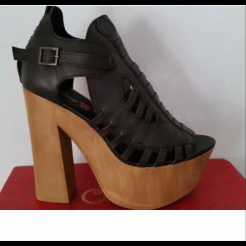 Strappy platform sandals
